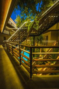 eine Treppe, die zu einem Gebäude mit einem Baum führt in der Unterkunft Piece Lio Resort from Japan in El Nido