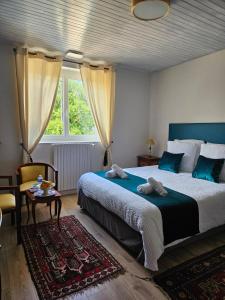 1 dormitorio con 1 cama grande y 1 mesa en Domaine Bassy, en Saint-Gengoux-de-Scissé