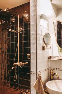 ein Bad mit einer Dusche und einem Waschbecken in der Unterkunft Appartement Oude Winschoterdiep in Groningen