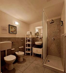 ein Badezimmer mit Toilette, Waschbecken und Dusche in der Unterkunft Loft House in Catania