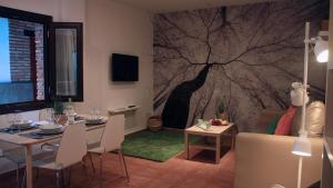 a living room with a table and a dining room at Apartamentos Inside Casa de la Alberca in Granada