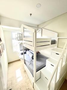 Cette petite chambre comprend des lits superposés. dans l'établissement PodomoroLiberty 54m 2BR, 2Bed, 1 Sofabed 4-6person, à Medan