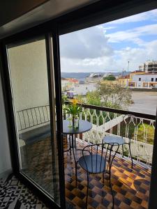 balcón con mesa, sillas y vistas en Casa Vincente Suite-Coimbra Hospitals 1Km- 30 m2 en Coimbra