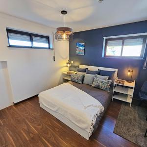 1 dormitorio con 1 cama grande y 2 ventanas en Casa Vincente Suite-Coimbra Hospitals 1Km- 30 m2 en Coimbra