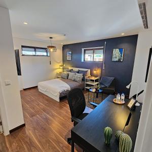 1 dormitorio con 1 cama y 1 mesa en una habitación en Casa Vincente Suite-Coimbra Hospitals 1Km- 30 m2 en Coimbra
