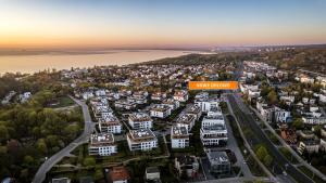 widok z góry na miasto z napisem "Szkoła fal" w obiekcie Apartamenty Sun & Snow Gdynia Nowe Orłowo w mieście Gdynia