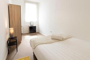 Llit o llits en una habitació de Comfy Chic 2Bed Apartment in Sheffield City Centre