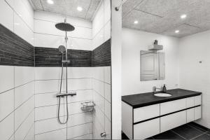 bagno con doccia e lavandino di Private room with shared bathroom in central of billund a Billund