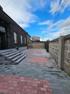 une passerelle en briques vide à côté d'un bâtiment en briques dans l'établissement Shahumyan 98 Guest house, à Gyumri