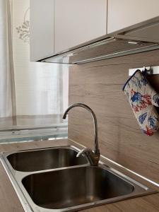 a stainless steel sink in a kitchen at Appartamento Jesolo Piazza Drago in Lido di Jesolo