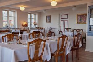 En restaurant eller et andet spisested på Hotel Kysten + 51 billeder