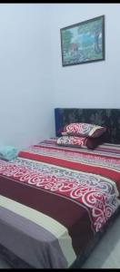 two beds sitting next to each other in a room at Homestay selvi in Tlekung