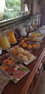 um buffet com muitos pratos de comida numa mesa em Inkungu Lodge em Champagne Valley