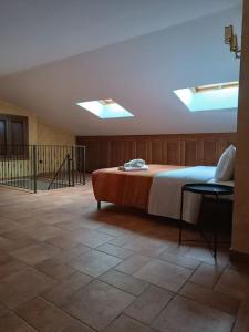 1 dormitorio con 1 cama y 2 tragaluces en Villa Belvedere, en Rocca Priora