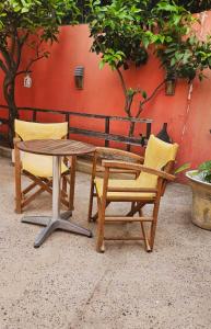 2 chaises, une table et 2 chaises dans l'établissement Stone cottage, à Chalcis