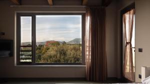 een groot raam in een kamer met uitzicht bij Penthouse Rooms Marigliano - Eleganza sopra le nuvole in Marigliano