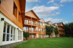 budynek z trawnikiem przed nim w obiekcie Mirador del Lago Hotel w mieście El Calafate