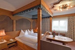 Uma cama ou camas num quarto em Hotel Tiroler Stuben