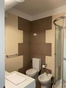 La salle de bains est pourvue de toilettes et d'un lavabo. dans l'établissement Blumont Aparthotel Durres, à Durrës