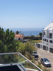 vistas al océano desde el balcón de una casa en Holiday house Miramar by Ericeira en Ericeira