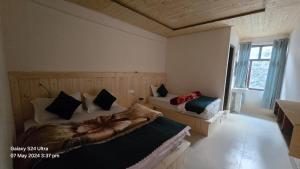 En eller flere senge i et værelse på Hotel Geeta Inn