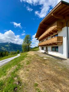 un edificio sul ciglio di una strada di Finkhof Appartements a Wagrain Altre 31 foto