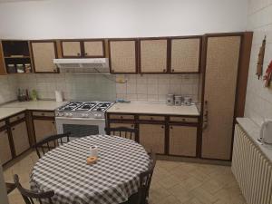 eine kleine Küche mit einem Tisch und einem Herd in der Unterkunft Nice Furnished apartment in Amman