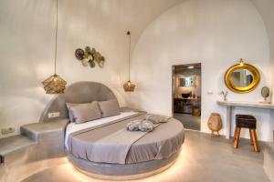 1 dormitorio con 1 cama grande en una habitación en La Ponta Apartments en Akrotiri