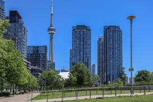 uma vista para o horizonte da cidade com a torre cn em GLOBALSTAY New Fabulous Toronto Condo em Toronto