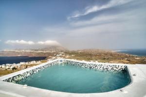 una piscina con vistas al océano en La Ponta Apartments en Akrotiri