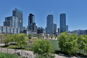 GLOBALSTAY New Fabulous Toronto Condo في تورونتو: إطلالة على أفق المدينة مع ملعب تنس