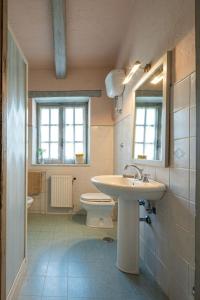 オルヴィエートにあるVilla Letizia with pool - 10 min drive to Orvieto townの洗面台とトイレ付きのバスルーム