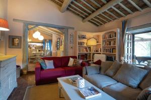 オルヴィエートにあるVilla Letizia with pool - 10 min drive to Orvieto townのソファとテーブルのあるリビングルーム