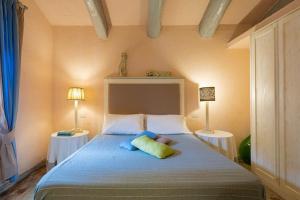 オルヴィエートにあるVilla Letizia with pool - 10 min drive to Orvieto townのベッドルーム1室(大型ベッド1台、ランプ2つ付) +58枚の写真