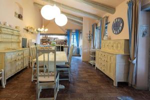 オルヴィエートにあるVilla Letizia with pool - 10 min drive to Orvieto townのテーブルと壁に時計があるキッチン