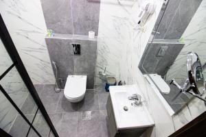 y baño con aseo y lavamanos. en فندق بيروت 2 New en Amán