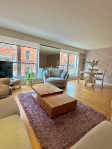 sala de estar con sofá y mesa de centro en Merchant City Luxury 2 Bedroom Apartment with Secure Parking Available on Request, en Glasgow
