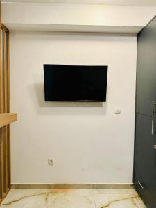 TV a/nebo společenská místnost v ubytování Sea Glass Escape