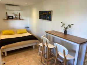 Ένα ή περισσότερα κρεβάτια σε δωμάτιο στο Petite chambre indépendante avec sdb, clim et parking privé