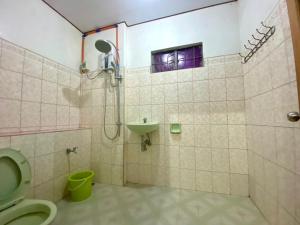 y baño con ducha, aseo y lavamanos. en Baguio mountain villa view LW, en Baguio