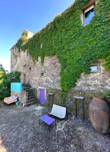 un bâtiment avec du lierre sur son côté dans l'établissement Convento Senhora da Vitoria - Budget, à Castelo de Vide