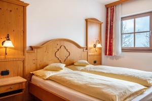- 2 lits jumeaux dans une chambre avec fenêtre dans l'établissement Apartments Mirabell, à Livinallongo del Col di Lana