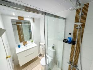 Un baño con ducha, inodoro y lavabo. en Laurel del Pilar ComoTuCasa, en Zaragoza