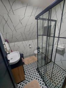 La salle de bains est pourvue d'un lavabo et de toilettes. dans l'établissement Sapanca Yura Bungalov, à Sapanca