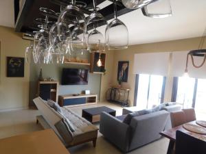 uma sala de estar com dois sofás e uma televisão em Paramount Gardens Resorts C201 em Lárnaca
