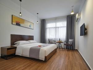 Postel nebo postele na pokoji v ubytování Zhangjiajie Yeah Hostel