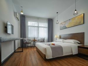 Postel nebo postele na pokoji v ubytování Zhangjiajie Yeah Hostel
