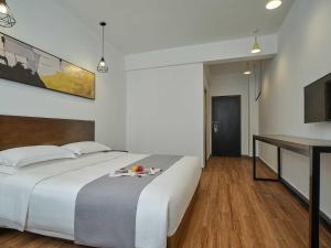 Postel nebo postele na pokoji v ubytování Zhangjiajie Yeah Hostel