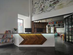 Η βιβλιοθήκη του ξενοδοχείου