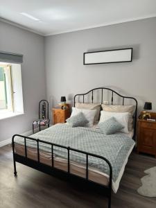 Schlafzimmer mit einem Bett mit Metallrahmen und Kissen in der Unterkunft Belavita in Bovec